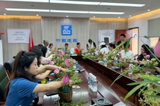 哈维：会建议俱乐部续约罗贝托，他是每个人的榜样